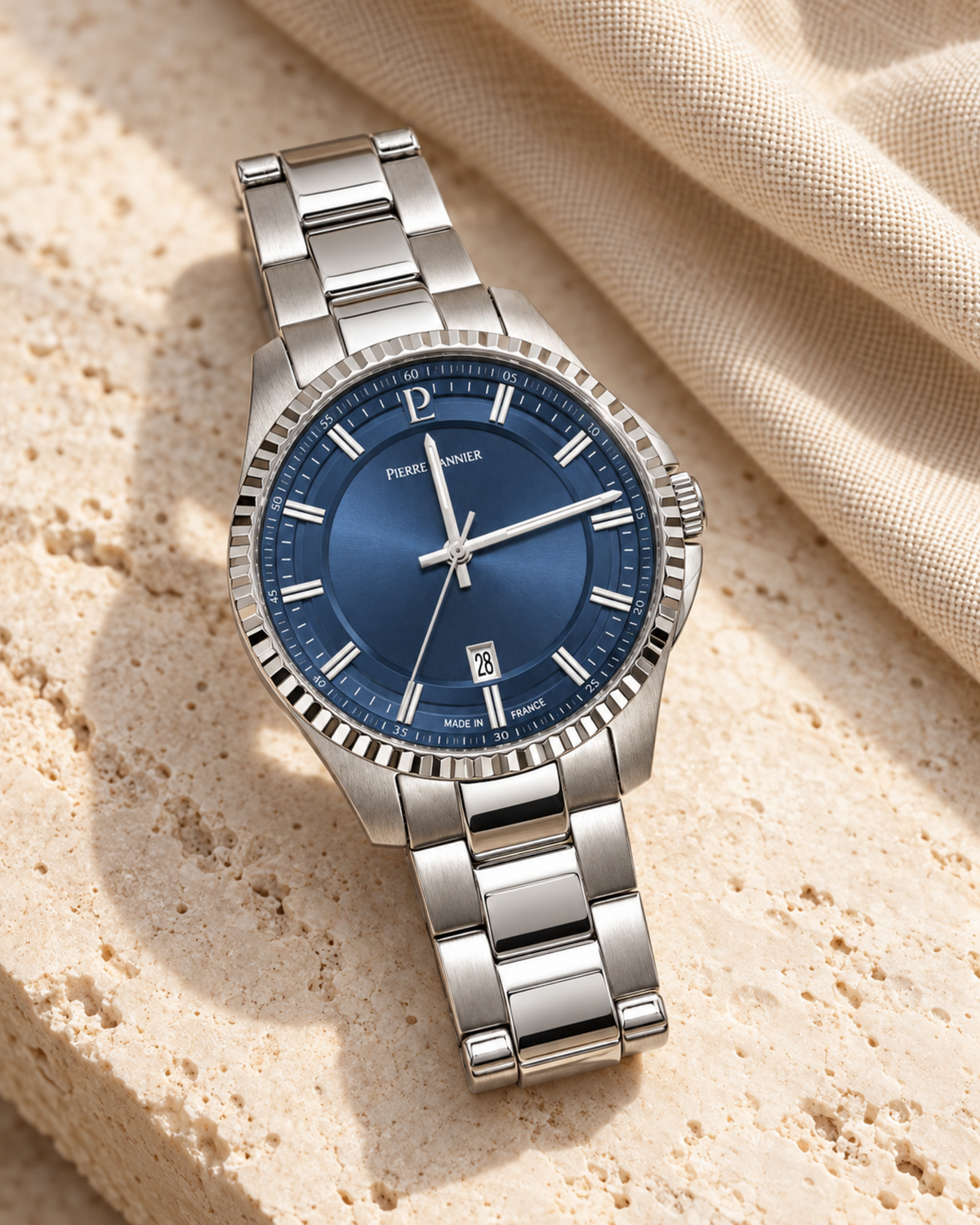 Montre Pierre Lannier 205K161 cadran bleu en ambiance
