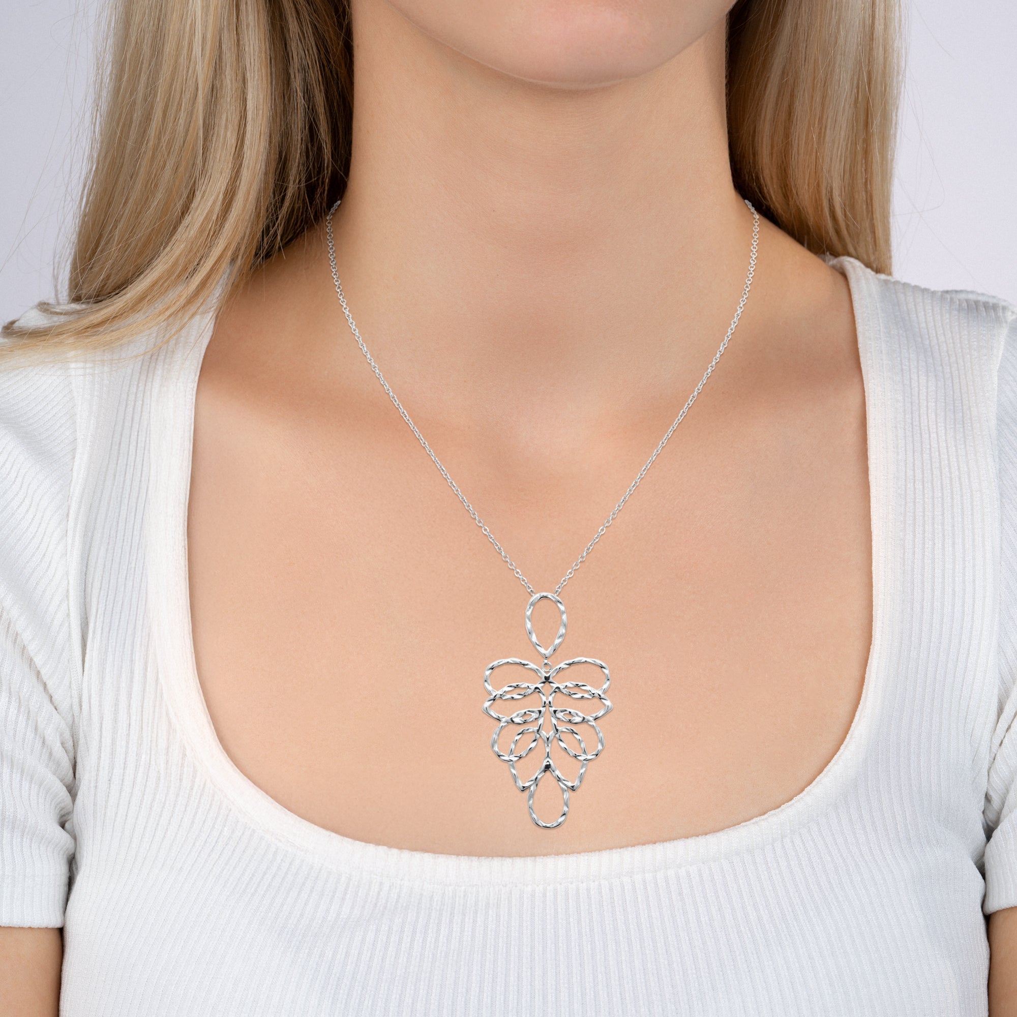 Collier en acier avec motifs ovales martelés