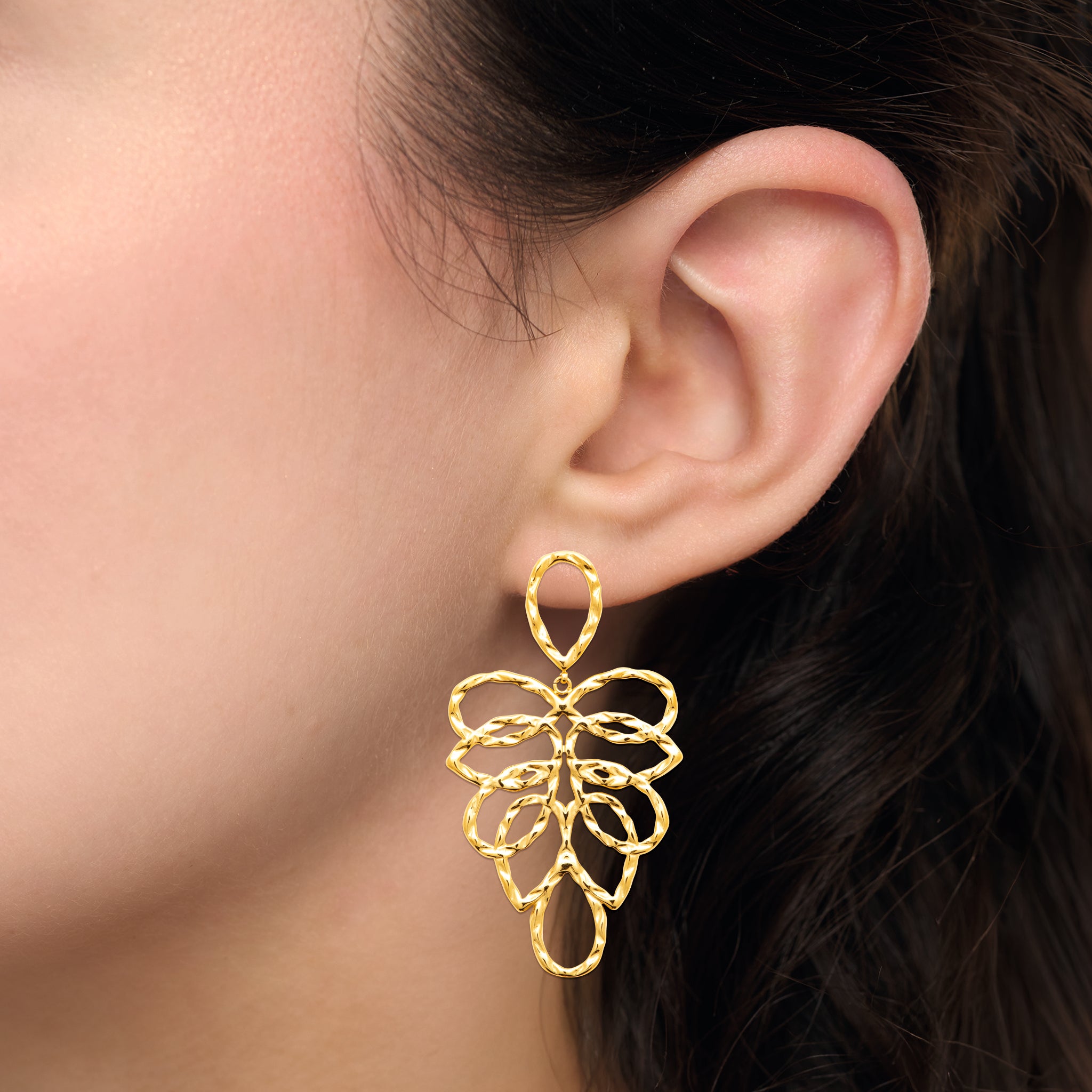 Bouces d'oreilles en acier doré avec motifs ovales martelés