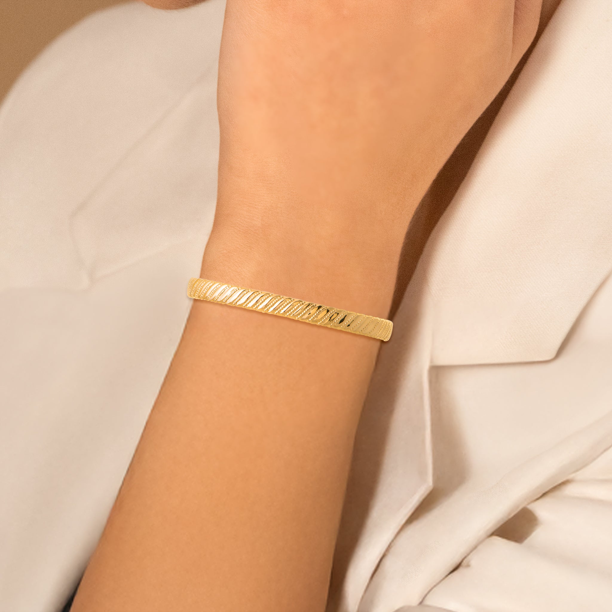 Jonc Plaqué Or Jaune Avec Motifs Perlés Design Élégant Et Raffiné