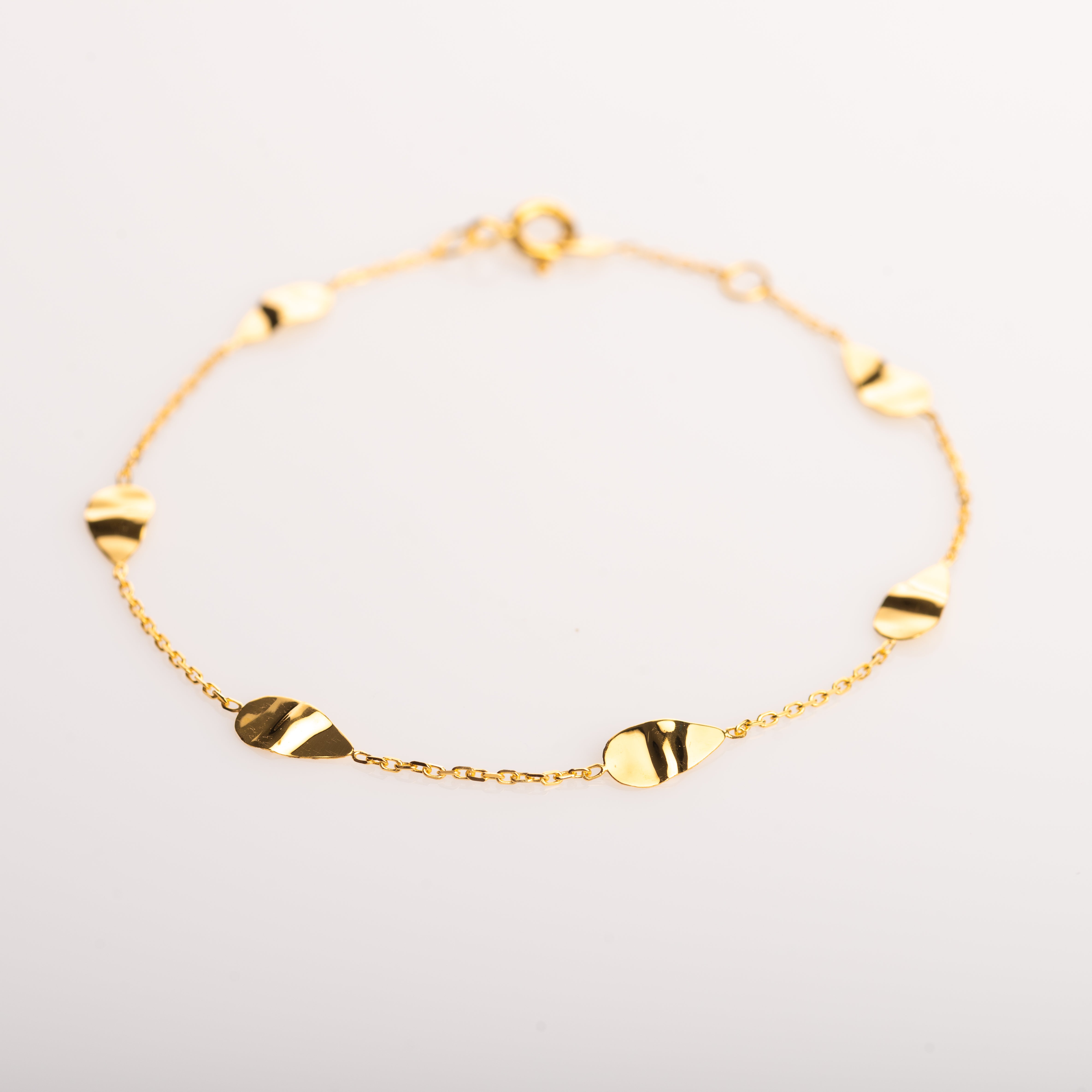 Bracelets Simples Motif Linéaire Et Épuré Gravé À La Main Détails Décoratifs – Or Jaune 9 Carats