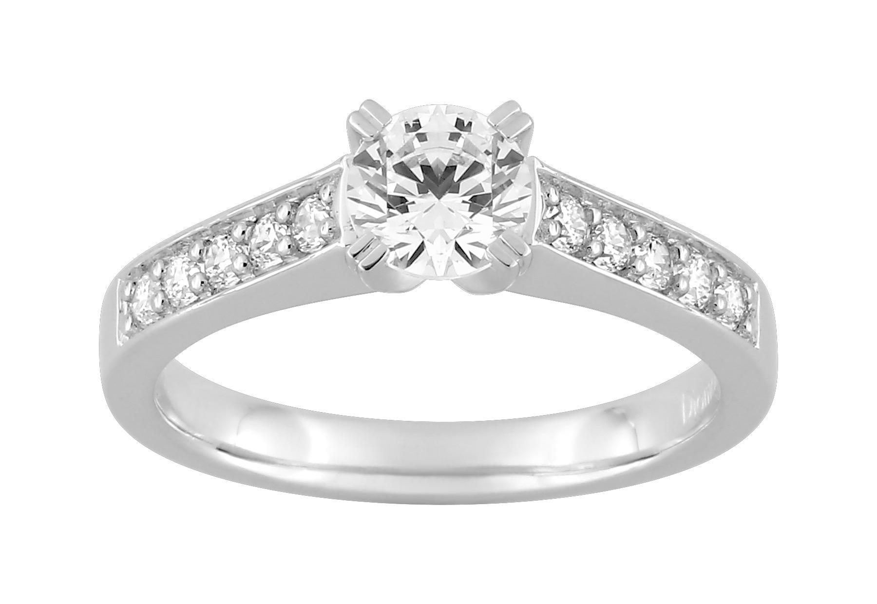 Bague solitaire accompégné en or blanc 750/1000 avec diamants de synthèse F-VS pour un total de 0.95 carat (pierre centrale 0.70 carats)