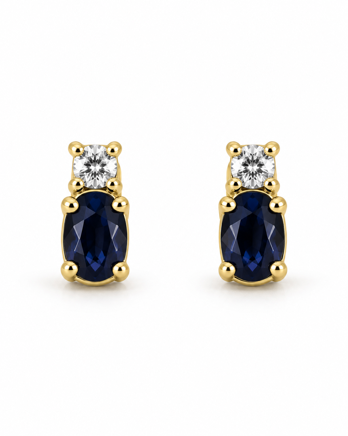 Boucles d’oreilles saphir et oxyde de zirconium en or jaune 9 carats sur fond blanc