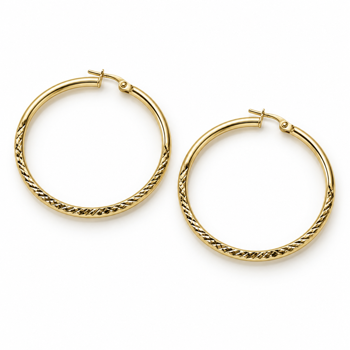 Créoles ciselées en or jaune 9 carats de 30 mm sur fond blanc