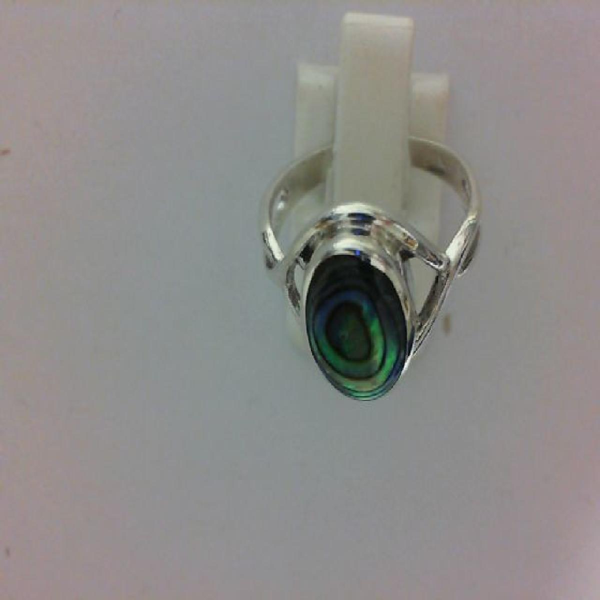 Solitaire pierre de couleur et nacre sertie dans un motif intemporel – Argent 925