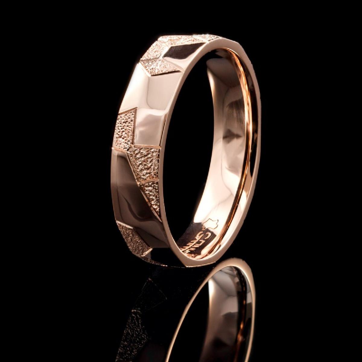 Alliances à Motifs Gravés Géométriques Silhouette Courbée Détails Finis – Or Jaune 18 Carats
