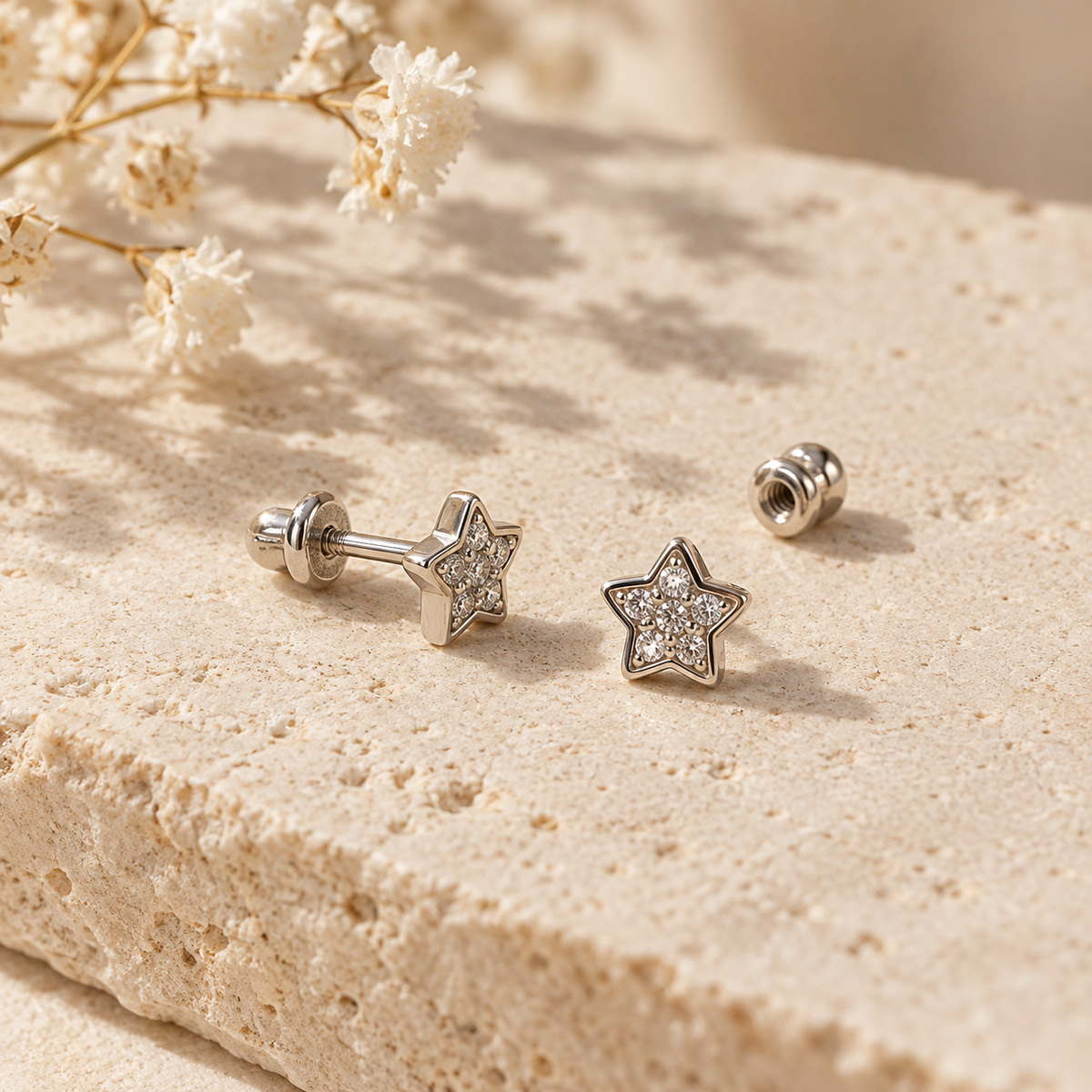 Boucles d’oreilles puces étoile en or gris 9 carats et oxydes de zirconium en ambiance