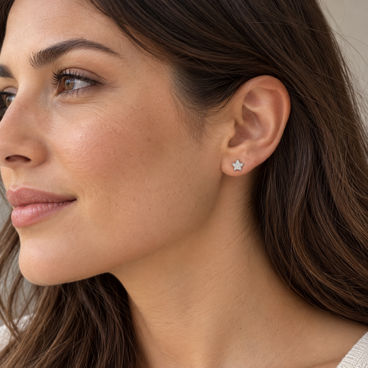 Boucles d’oreilles puces étoile en or gris 9 carats et oxydes de zirconium portées