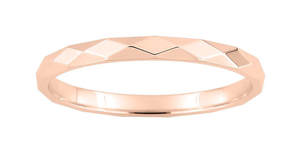Alliance en or rose 750/1000 aux motifs facettés, de largeur 2 mm avec intérieur confort