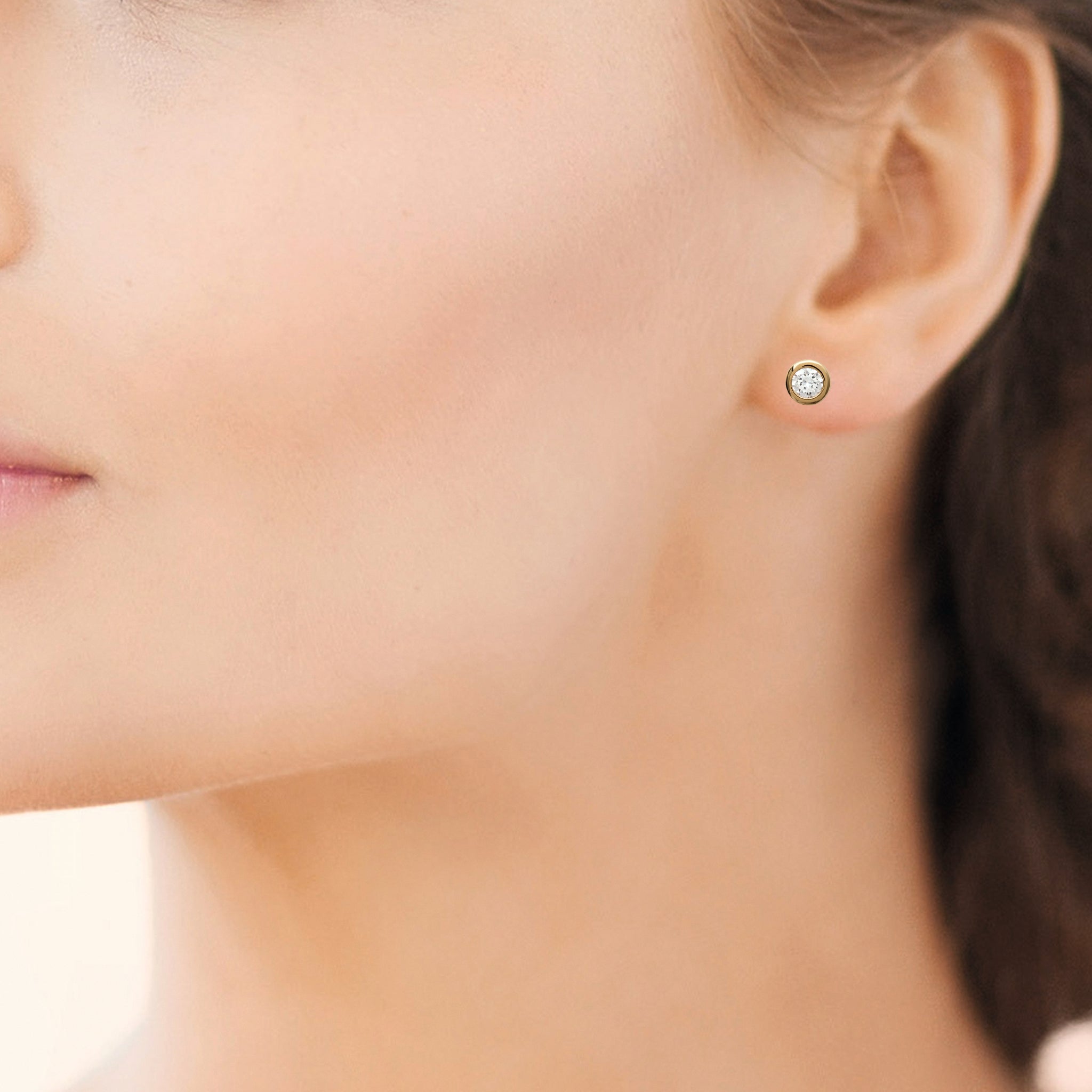 Boucles d'oreille en plaqué or avec oxydes blancs sertis clos de 4 mm