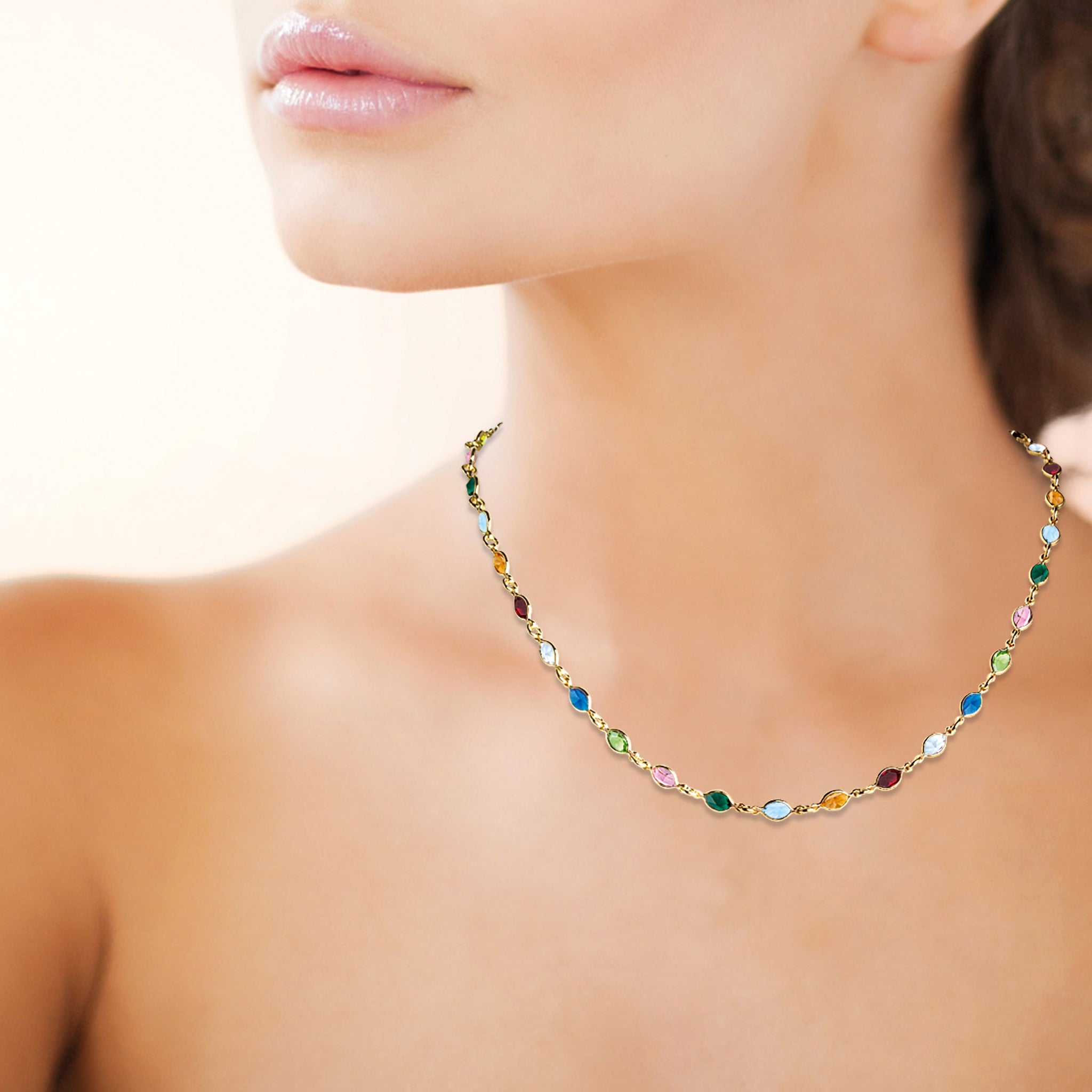 Collier en plaqué or jaune avec oxydes ovales facettés multicolores