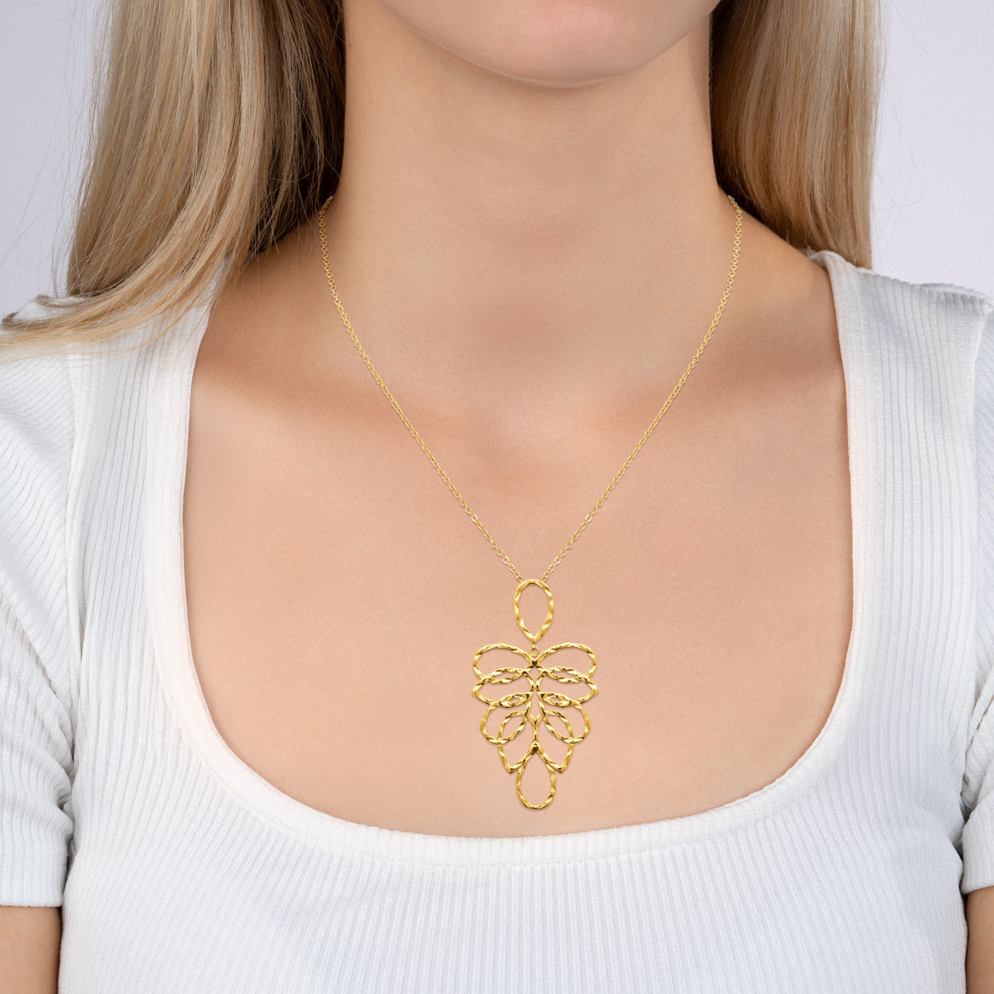 Collier en acier doré avec motifs ovales martelés de longueur 50 cm