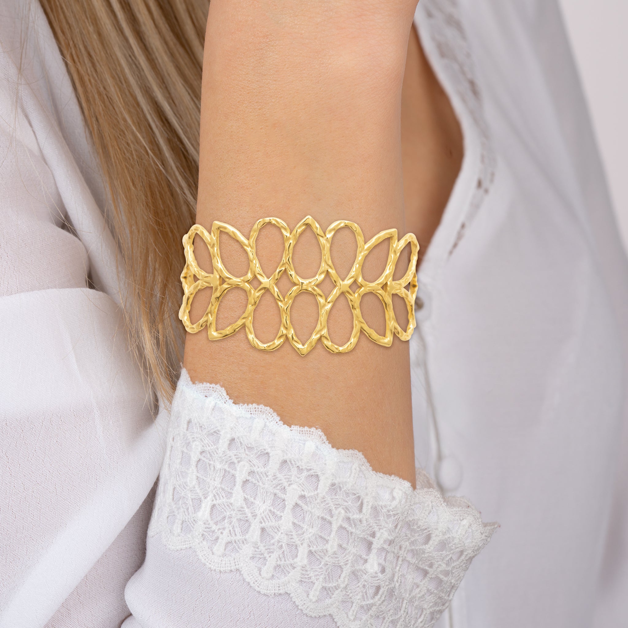 Bracelet jonc ouvert en acier doré avec motifs ovales martelés de diamètre 60 m