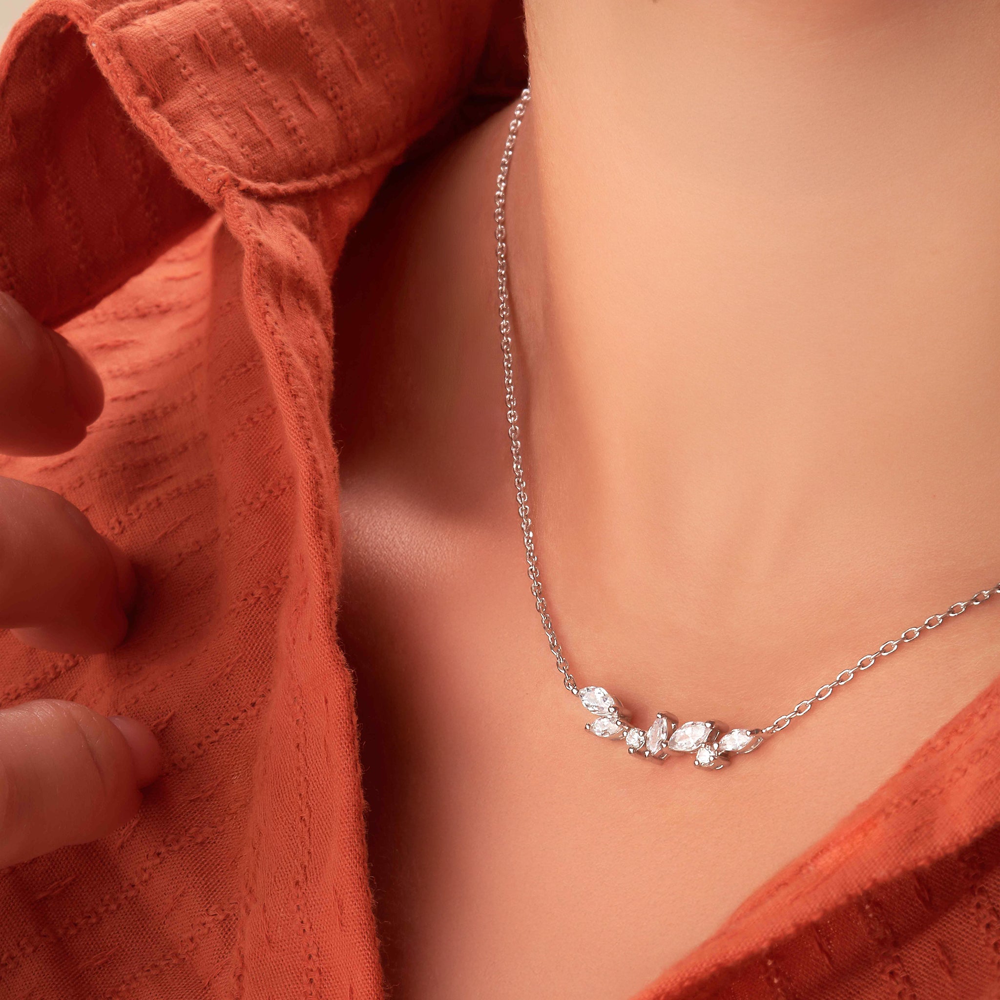 Collier en argent rhodié avec oxydes blancs diverses formes