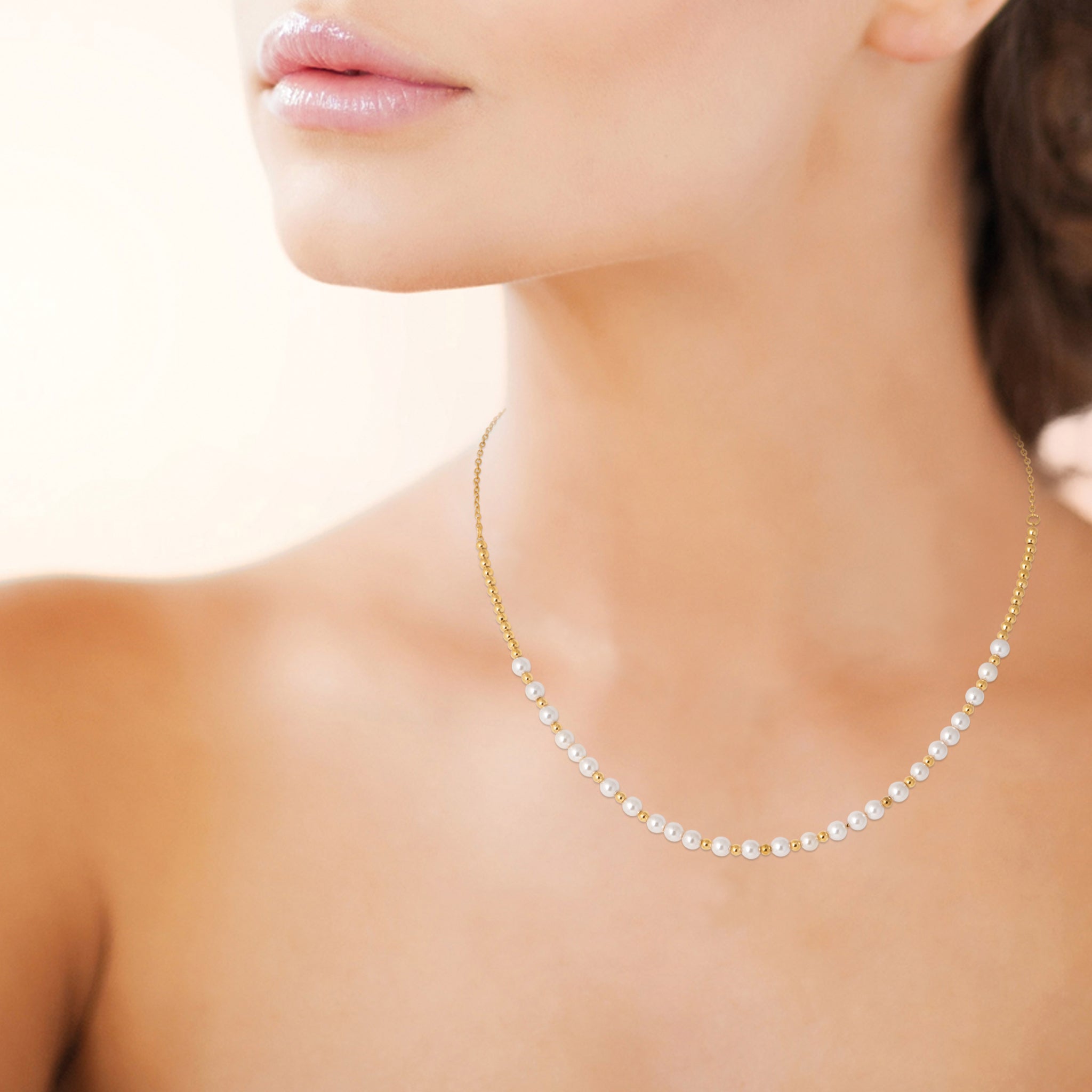 Collier en plaqué or avec alternance de perles d'imitation et de billes dorées