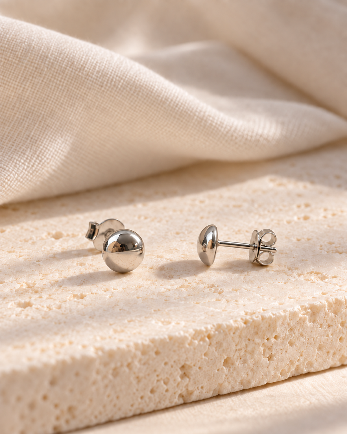 Boucles d’oreilles puces rondes bombées en argent — ambiance