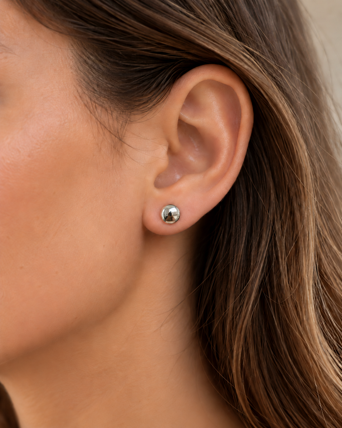 Boucles d’oreilles puces rondes bombées en argent portées