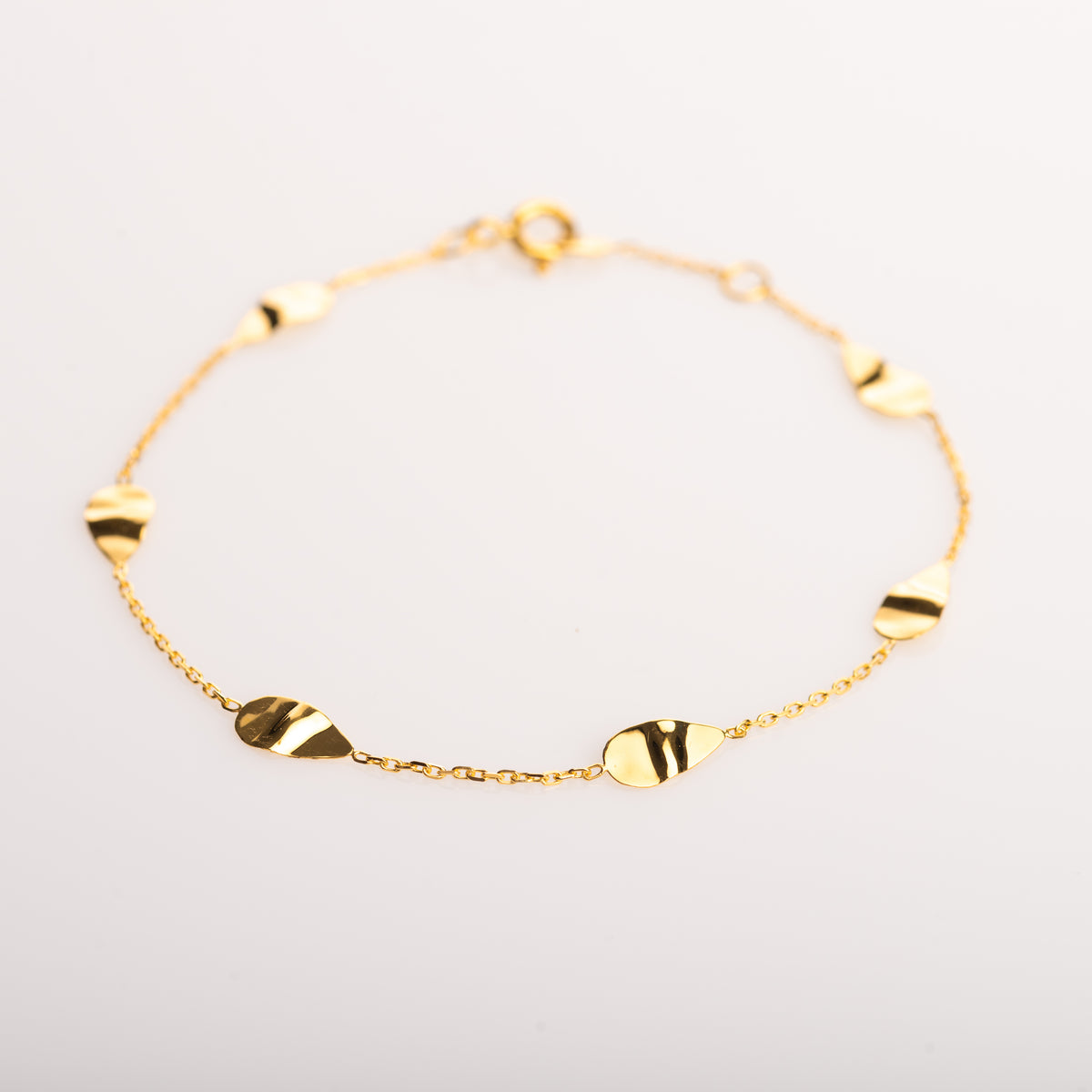 Bracelets Simples Motif Linéaire Et Épuré Gravé À La Main Détails Décoratifs – Or Jaune 9 Carats
