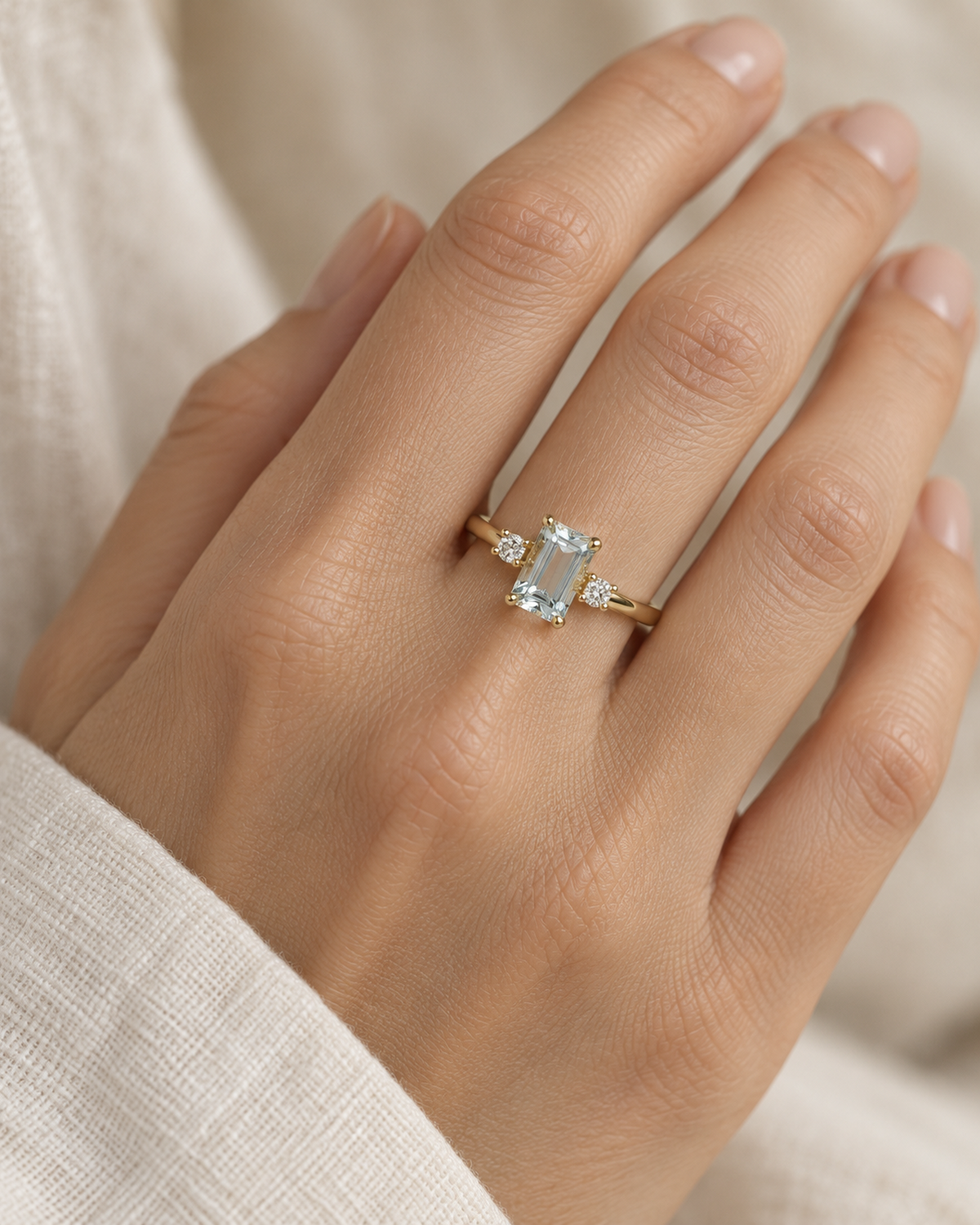 Bague Vigoureux aigue-marine et diamants portée à la main