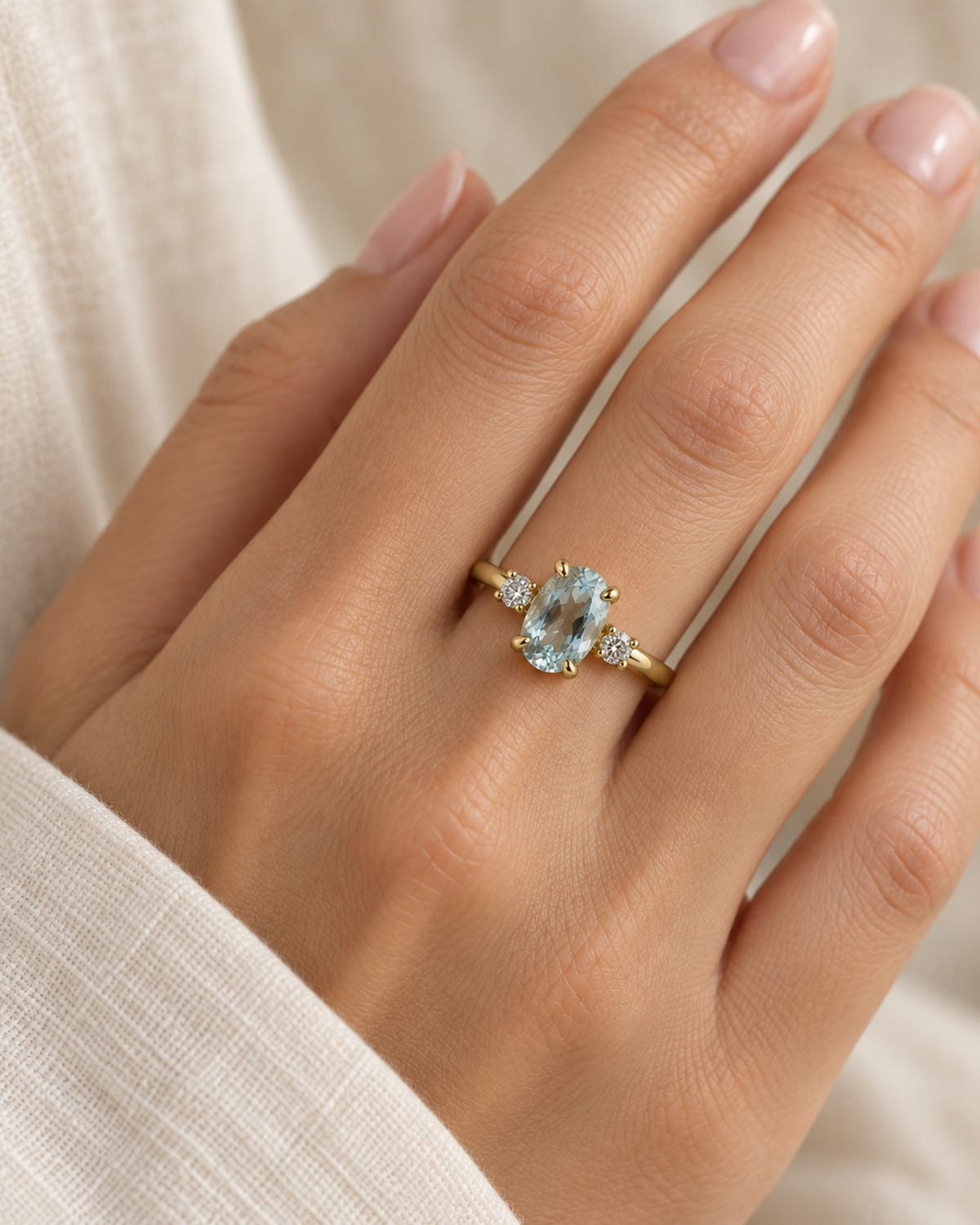 Bague Vigoureux en or jaune, aigue-marine ovale et diamants portée à la main