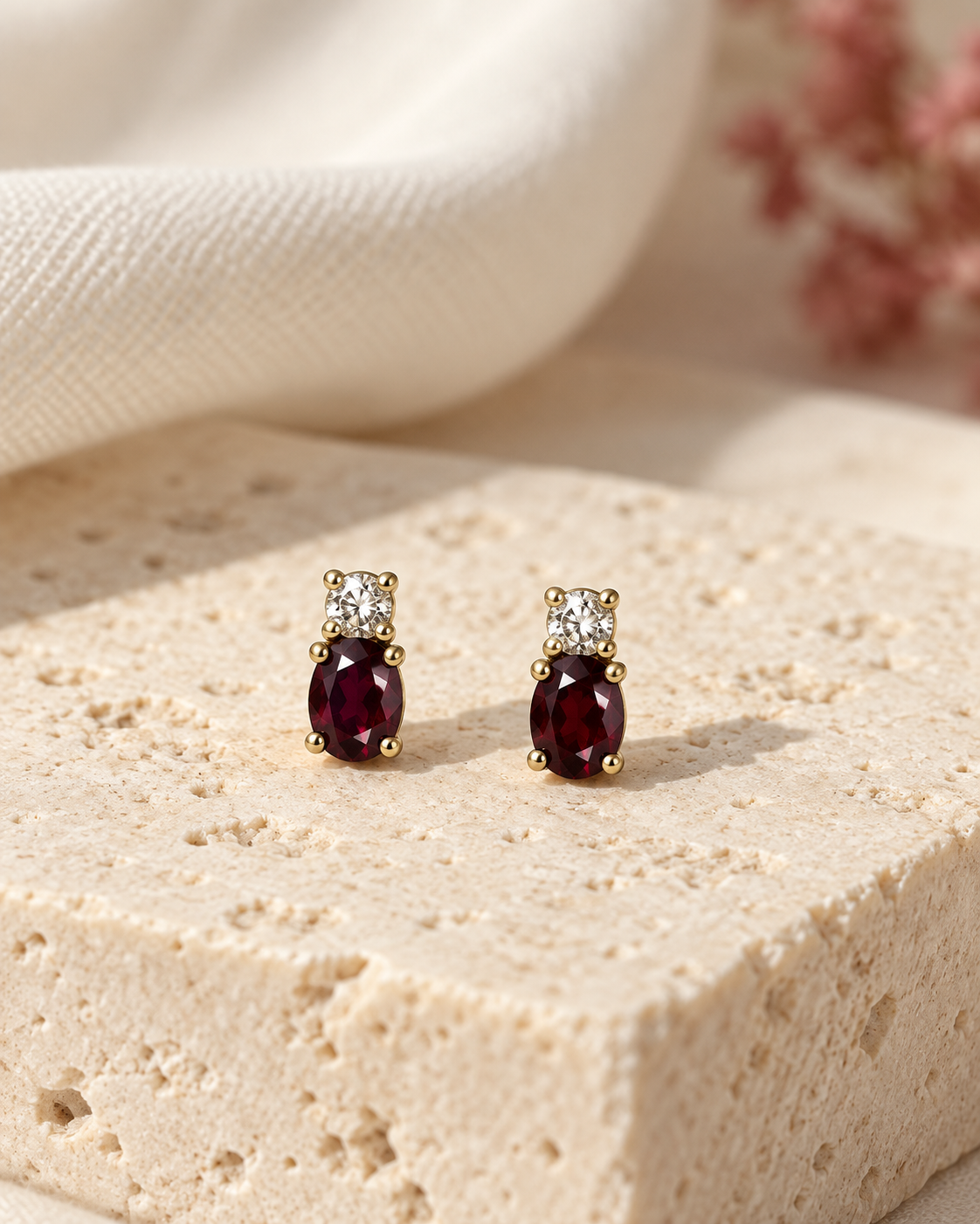 Boucles d’oreilles rubis et oxyde de zirconium en or jaune 9 carats sur un décor en pierre claire