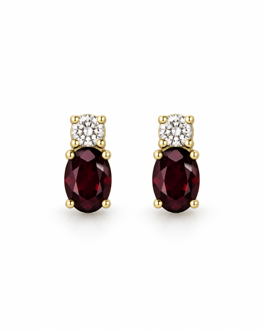 Boucles d’oreilles rubis et oxyde de zirconium en or jaune 9 carats sur fond blanc