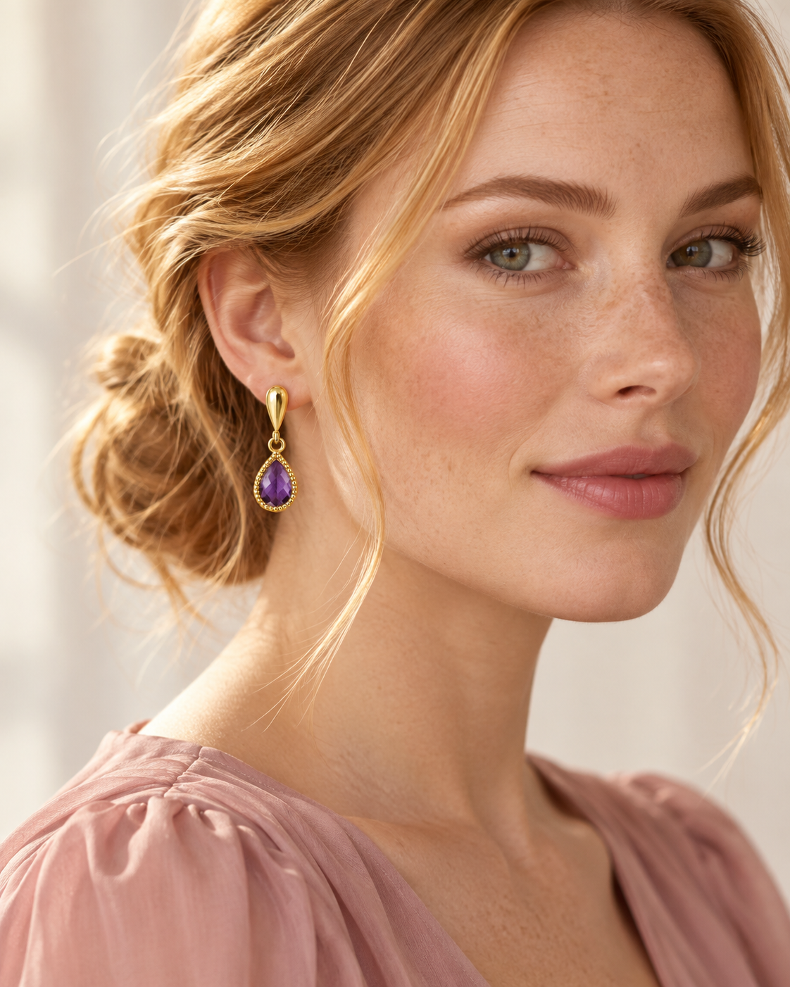 Boucle d’oreille améthyste en or jaune 9 carats portée par une femme blonde vénitienne