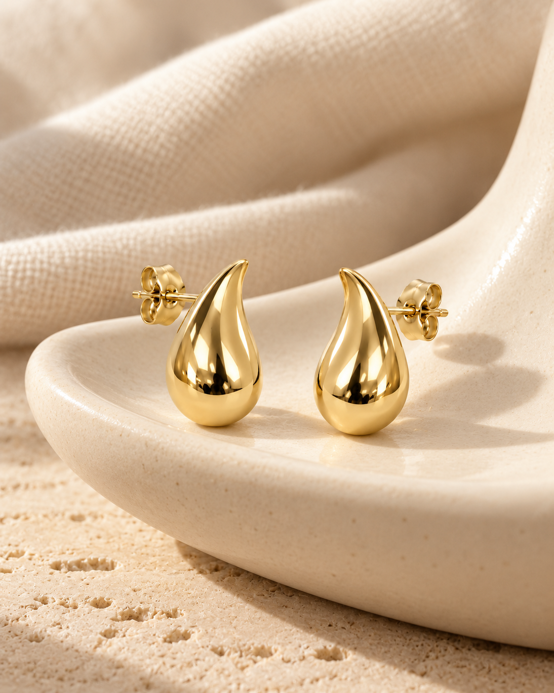 Puces gouttes en or jaune 9 carats sur un décor en céramique ivoire