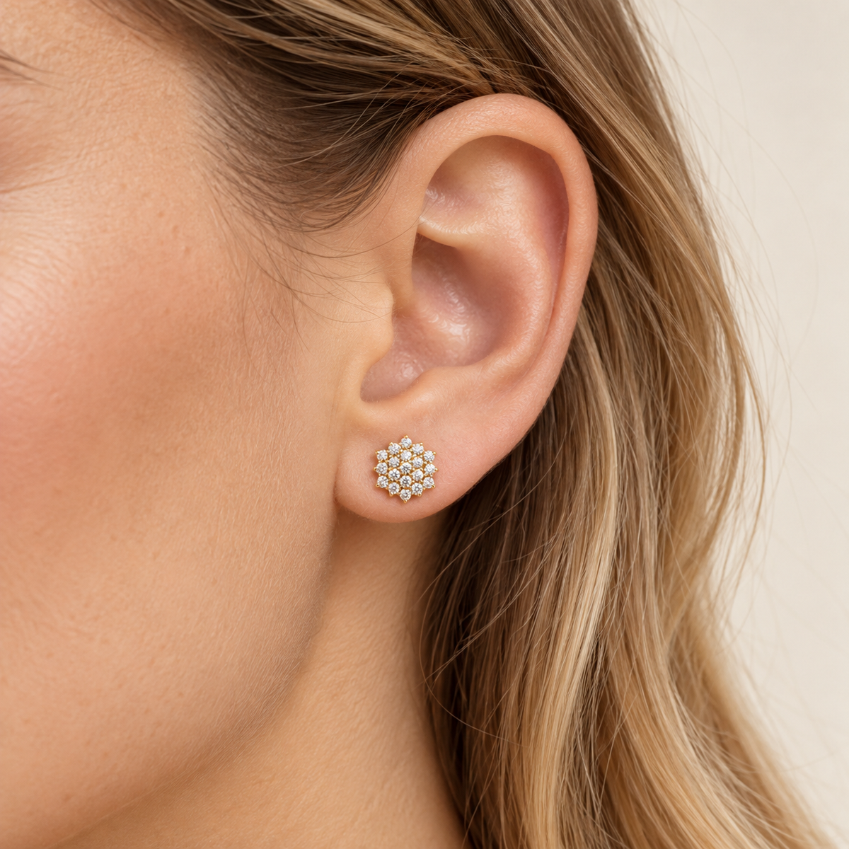Boucles d’oreilles puces fleur en or jaune 9 carats et oxydes de zirconium