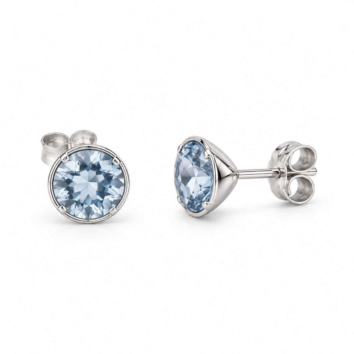 Puces topaze bleue en or gris 9 carats de 6 mm sur fond blanc