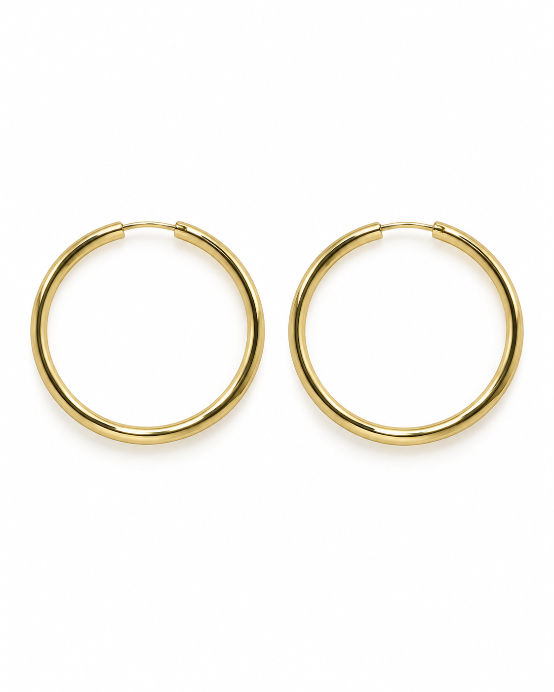 Créoles rondes en or jaune 9 carats de 30 mm sur fond blanc