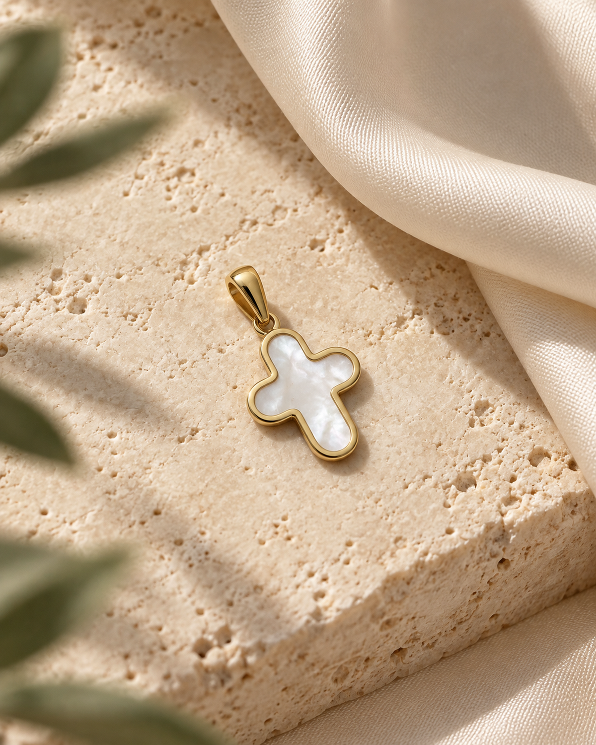 Pendentif croix nacre en or jaune 9 carats — ambiance