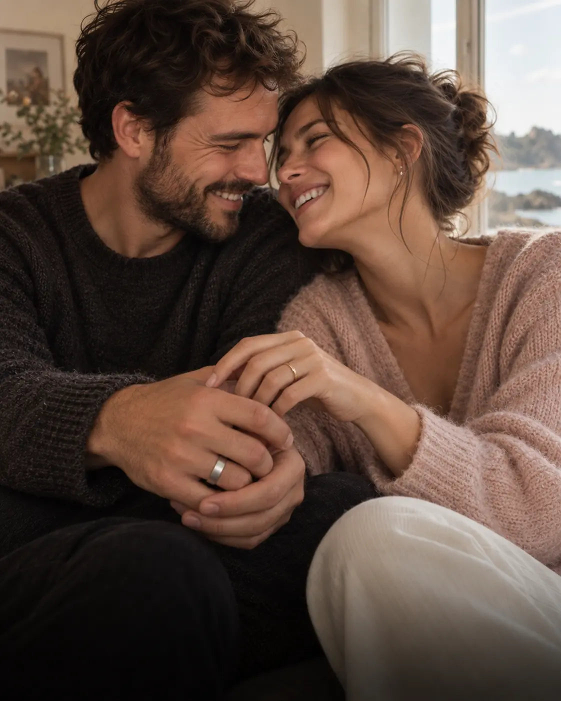 Un couple rapproche ses mains et ses deux alliances distinctes après avoir trouvé leur accord.