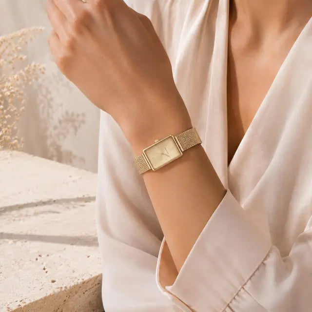 Montre Pierre Lannier ARIANE dorée portée au poignet