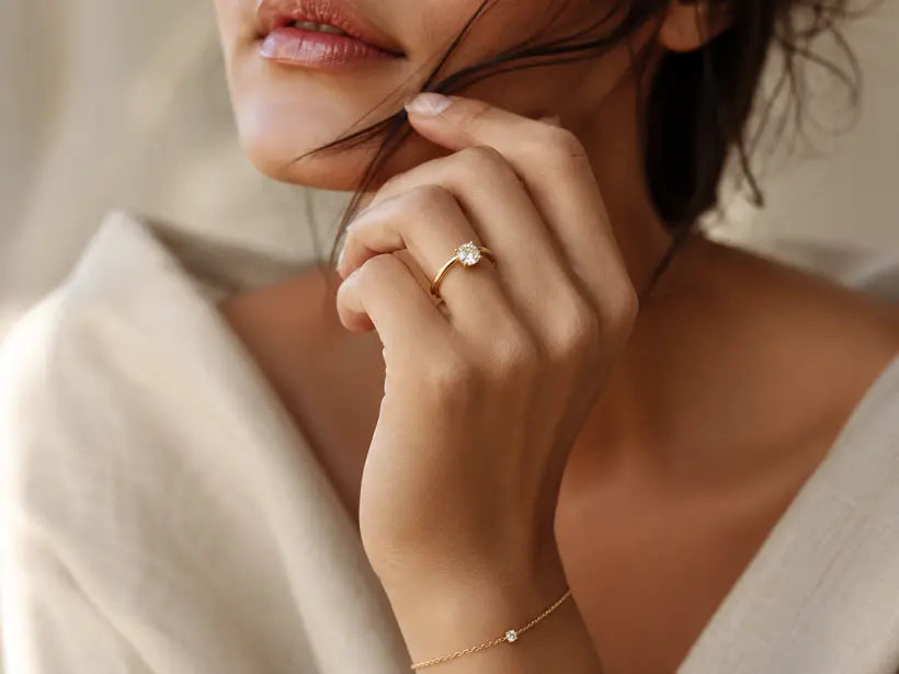 Bague dorée dans une lumière douce