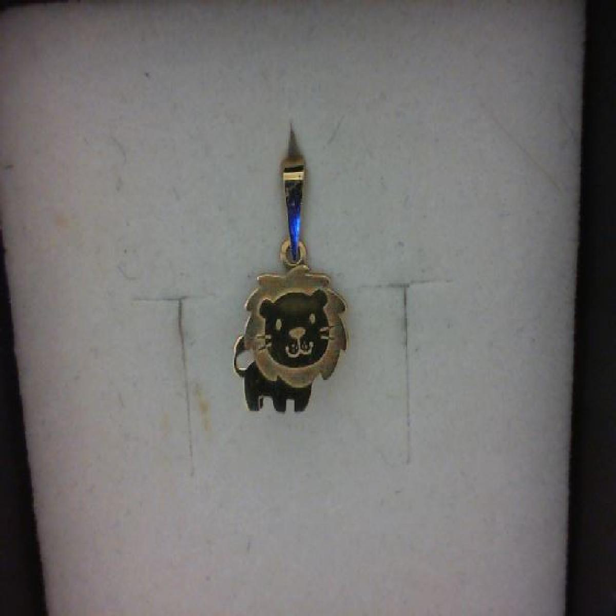 Pendentifs AU375-AL-01-EX-2024-XYZ-001-REF-SEG-01-LOT-Prime-Core-Data-V1-Econ-ALQ-Plat – Or