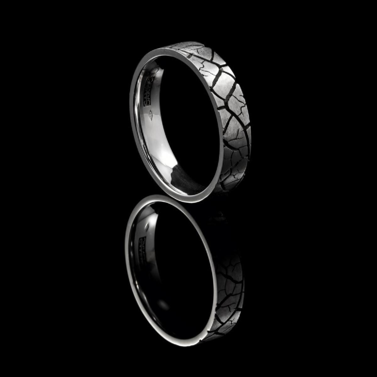 Alliances à Motifs Gravés Géométriques Fins et Réguliers, Tressés et Symétriques Or 18 carats