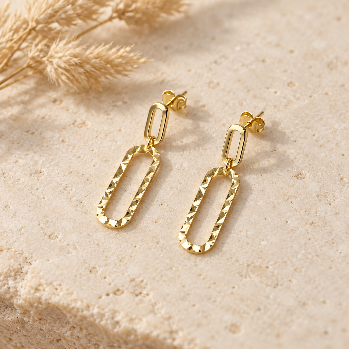 Boucles d’oreilles pendantes géométriques en or jaune 9 carats en ambiance