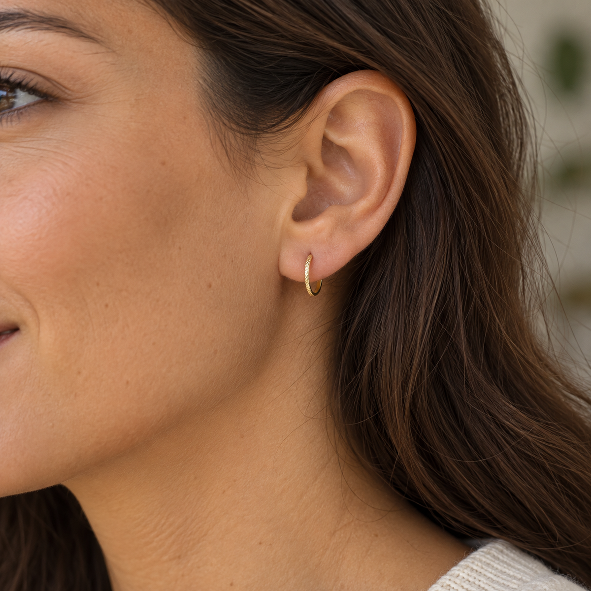 Créoles ciselées en or jaune 9 carats — 10 mm